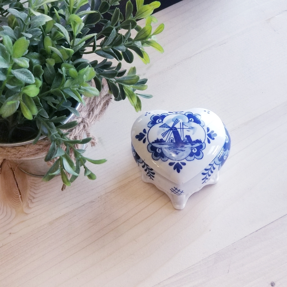 🌻3/$20🌻Vtg handpainted heart trinket dish